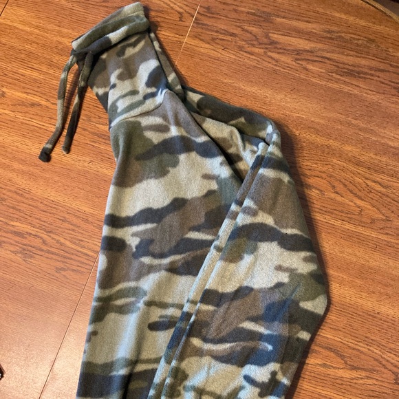 Derek Heart Women’s Cowl Neck Sweatshirt. - Picture 4 of 6